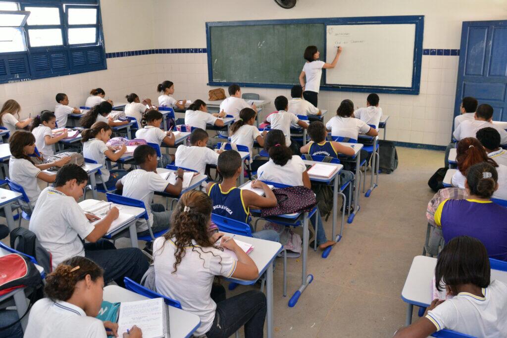 Concurso Educação DF: edital até abril, diz secretária; 4.252 vagas!